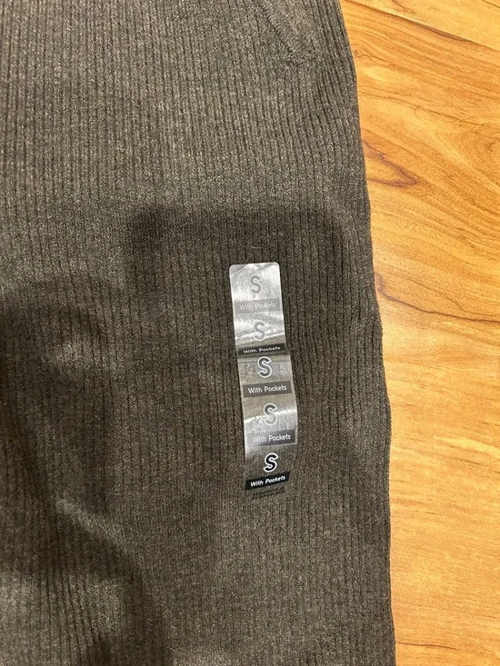 Uniqlo Black Straight-Leg Knit Pants - Picture 6 of 9